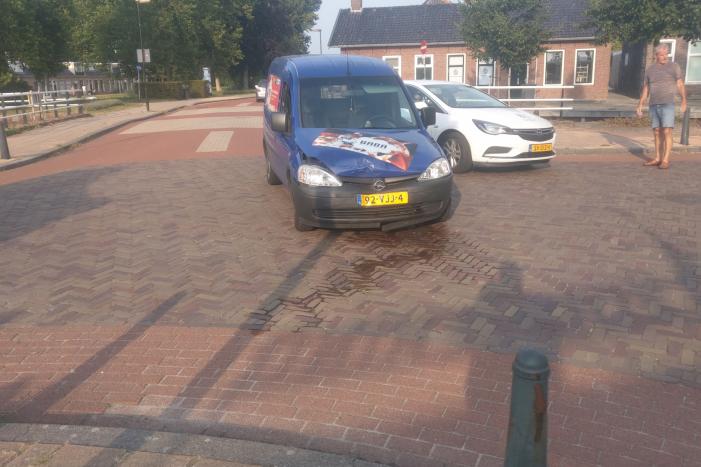 Auto op zijn kant na verkeersongeval