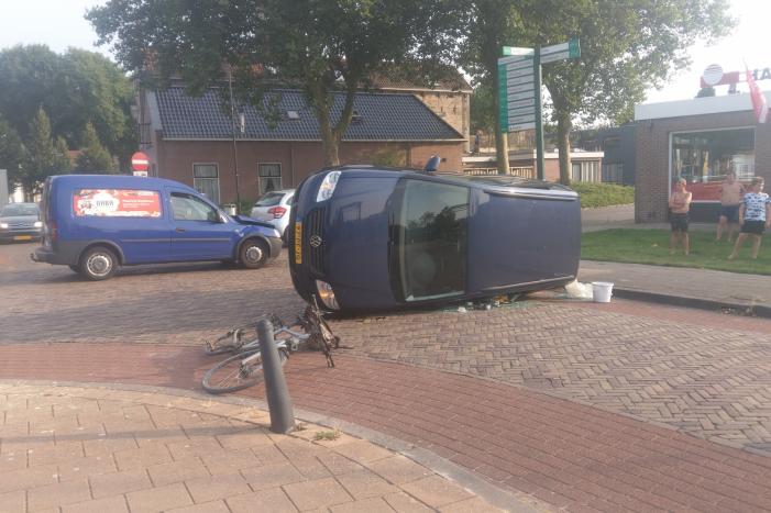 Auto op zijn kant na verkeersongeval
