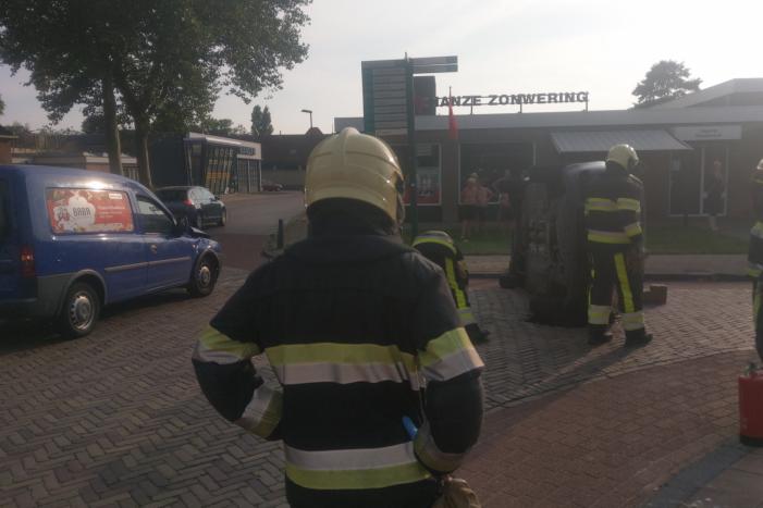 Auto op zijn kant na verkeersongeval
