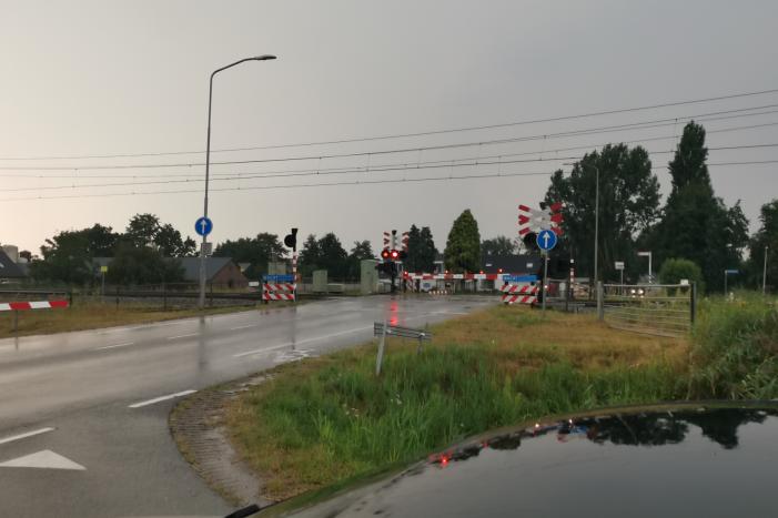 Spoorbomen blijven gesloten, treinen rijden stapvoets