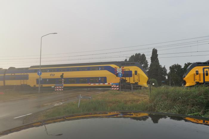Spoorbomen blijven gesloten, treinen rijden stapvoets