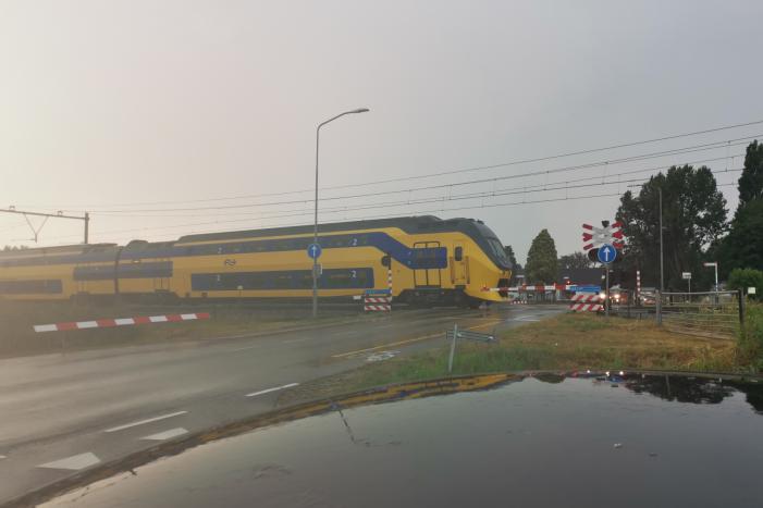 Spoorbomen blijven gesloten, treinen rijden stapvoets