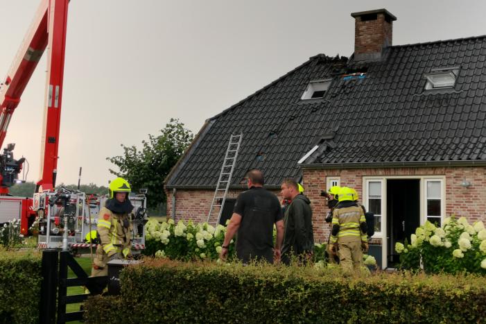 Dak woning vat vlam