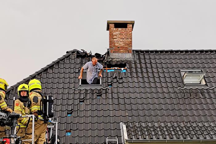 Dak woning vat vlam