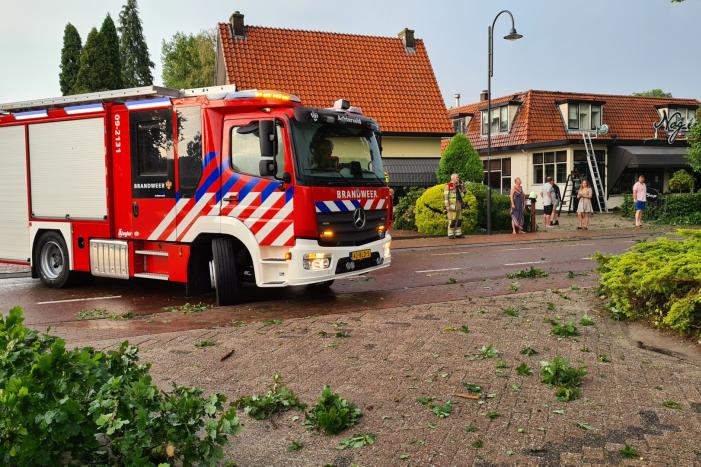 Weg afgesloten doordat takken afbreken