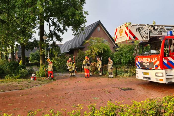Weg afgesloten doordat takken afbreken