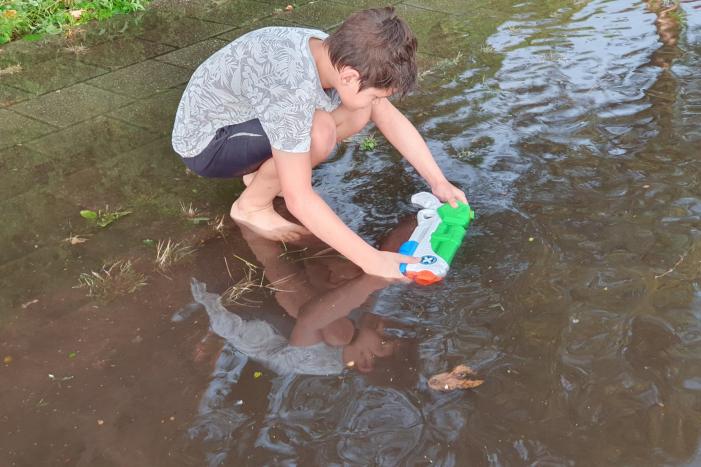 Jeugd vermaakt zich in ondergelopen straat