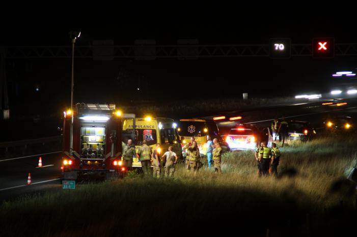 Auto belandt in greppel langs snelweg