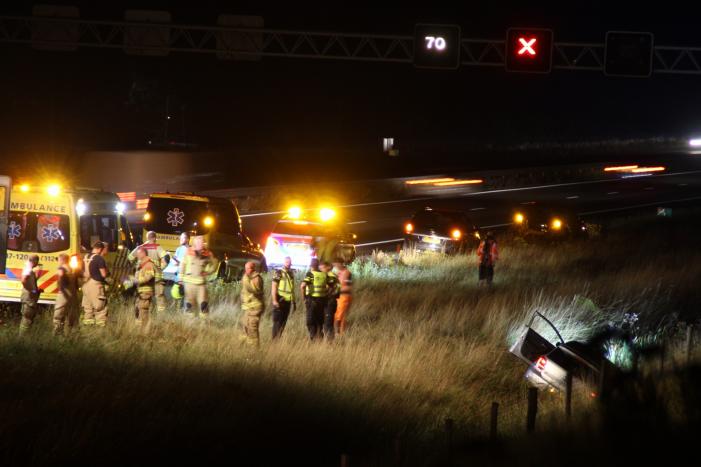 Auto belandt in greppel langs snelweg