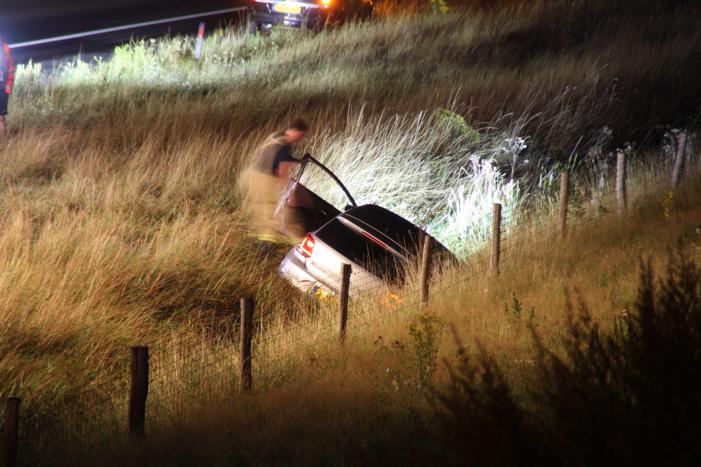 Auto belandt in greppel langs snelweg
