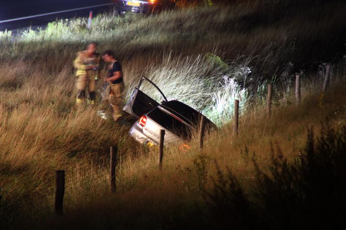 Auto belandt in greppel langs snelweg