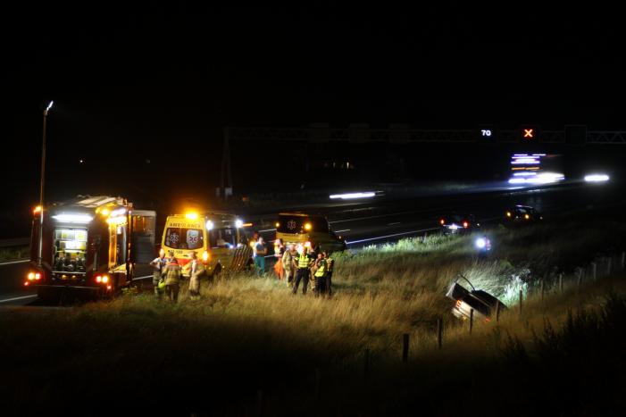 Auto belandt in greppel langs snelweg