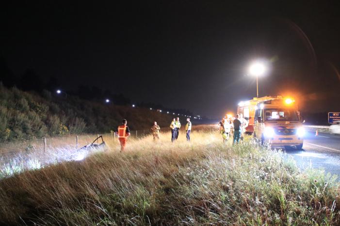 Auto belandt in greppel langs snelweg