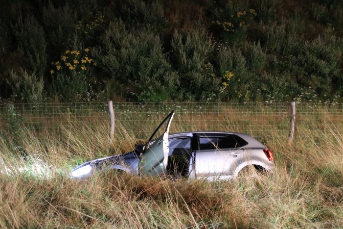 Auto belandt in greppel langs snelweg