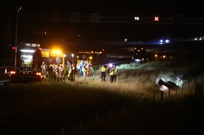 Auto belandt in greppel langs snelweg