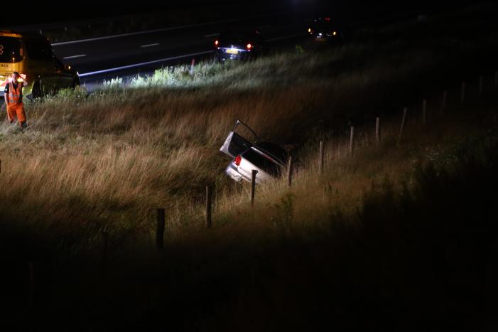 Auto belandt in greppel langs snelweg