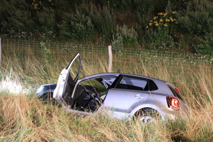 Auto belandt in greppel langs snelweg