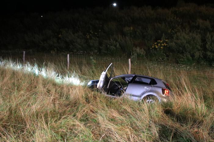 Auto belandt in greppel langs snelweg