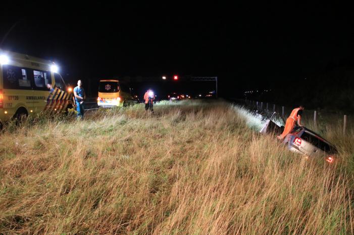 Auto belandt in greppel langs snelweg