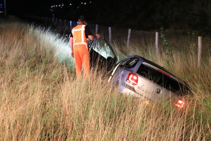Auto belandt in greppel langs snelweg