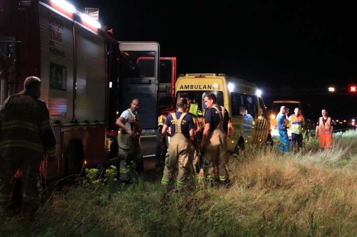Auto belandt in greppel langs snelweg