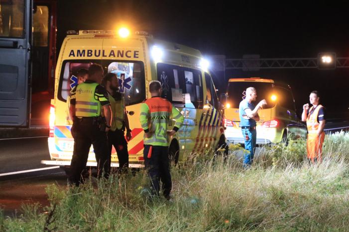 Auto belandt in greppel langs snelweg