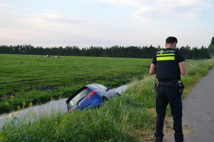 Achtergelaten auto aangetroffen in sloot