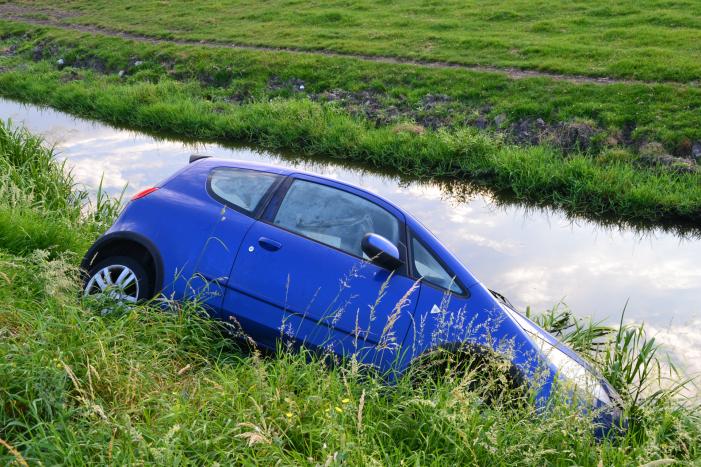 Achtergelaten auto aangetroffen in sloot