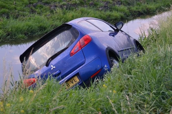 Achtergelaten auto aangetroffen in sloot