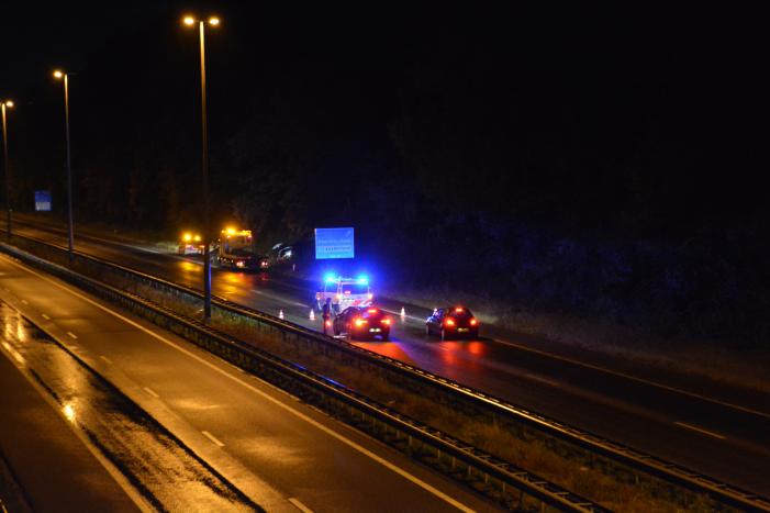 Auto belandt in struikgewas na botsing tegen vangrail