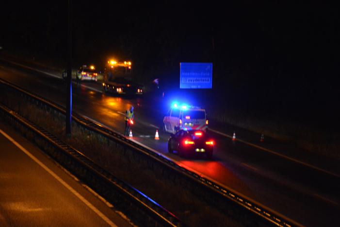 Auto belandt in struikgewas na botsing tegen vangrail