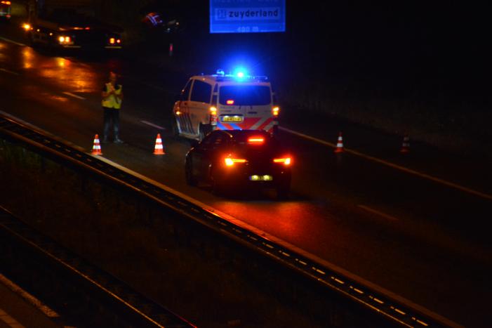 Auto belandt in struikgewas na botsing tegen vangrail