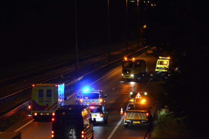 Auto belandt in struikgewas na botsing tegen vangrail