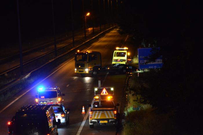 Auto belandt in struikgewas na botsing tegen vangrail