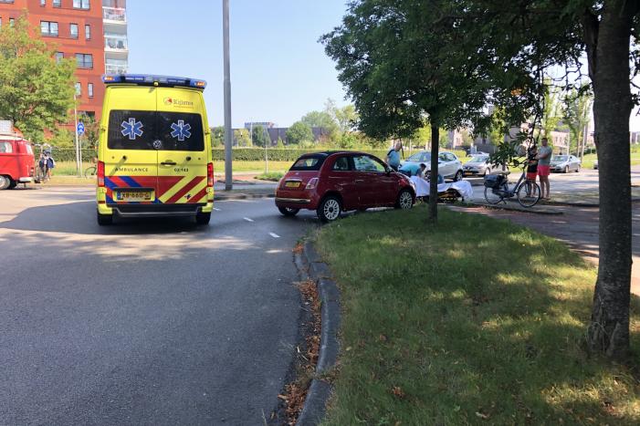 Overstekende e-bikester aangereden door auto