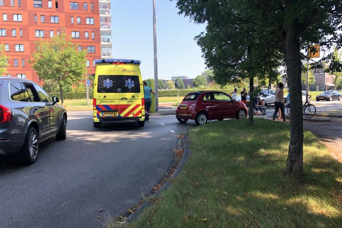 Overstekende e-bikester aangereden door auto