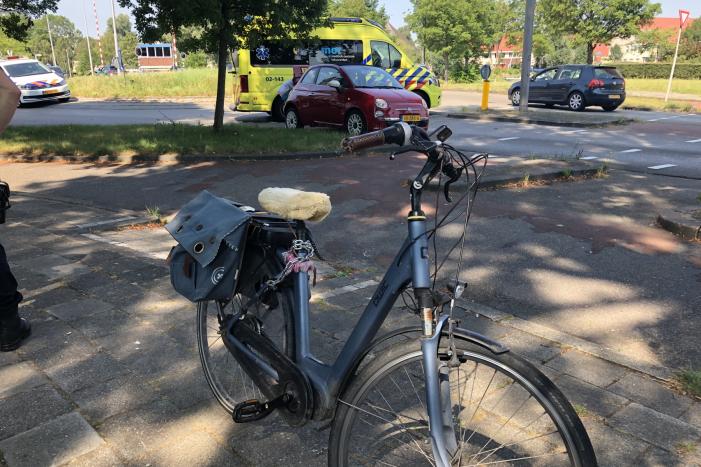 Overstekende e-bikester aangereden door auto