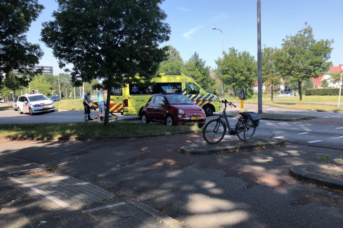 Overstekende e-bikester aangereden door auto