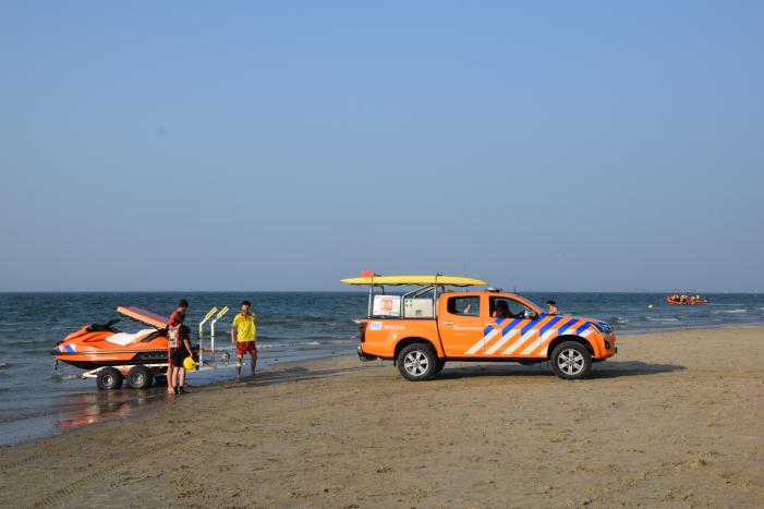 KNRM start zoekactie naar vermiste zwemmers in Noordzee