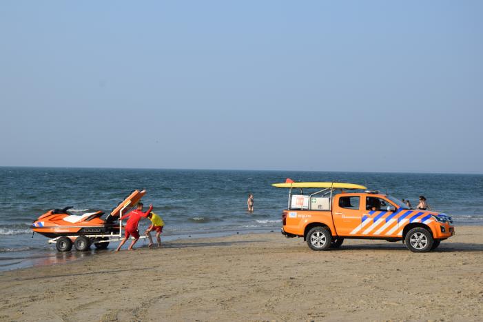 KNRM start zoekactie naar vermiste zwemmers in Noordzee