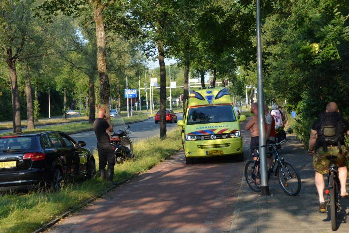 Fietser en scooterrijder met elkaar in botsing op fietspad