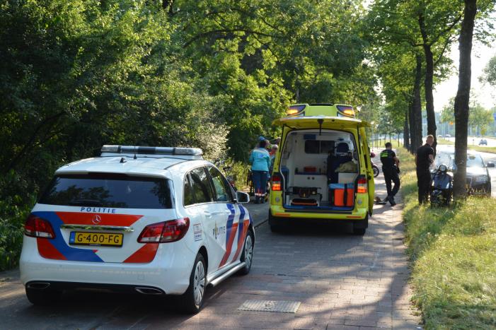 Fietser en scooterrijder met elkaar in botsing op fietspad