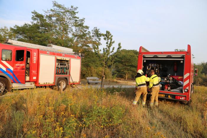 Stuk bos naast zweefvliegclub Volkel vliegt in brand