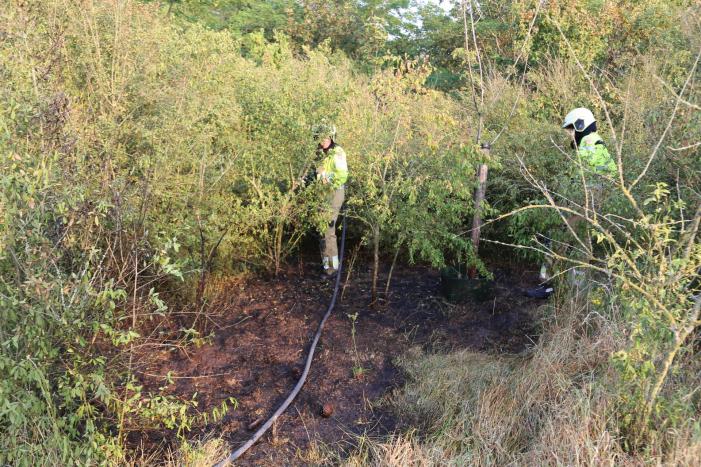 Stuk bos naast zweefvliegclub Volkel vliegt in brand