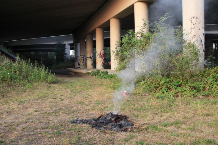 Buurtbewoner blust een hoop in brand gevlogen hooi