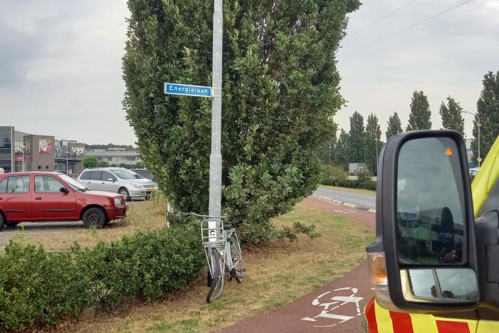 Fietser aangereden door auto op rotonde