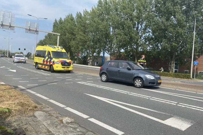 Scooterrijder ziet auto over het hoofd bij oversteken