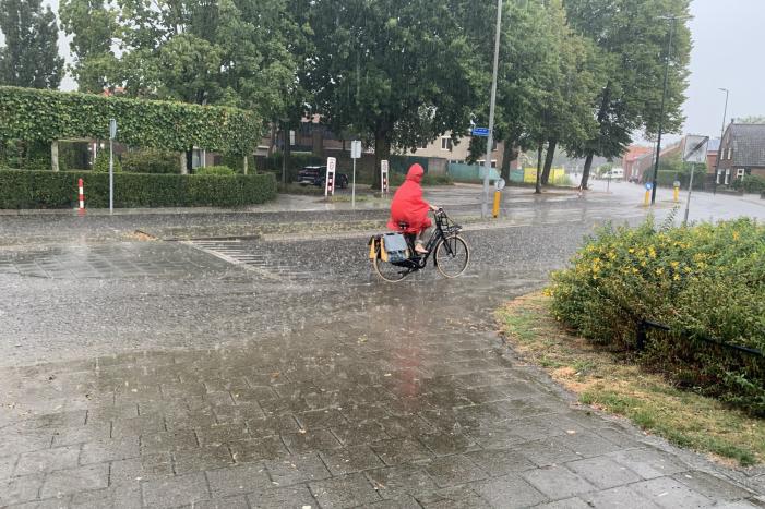 Straten blank door hevige regenbui