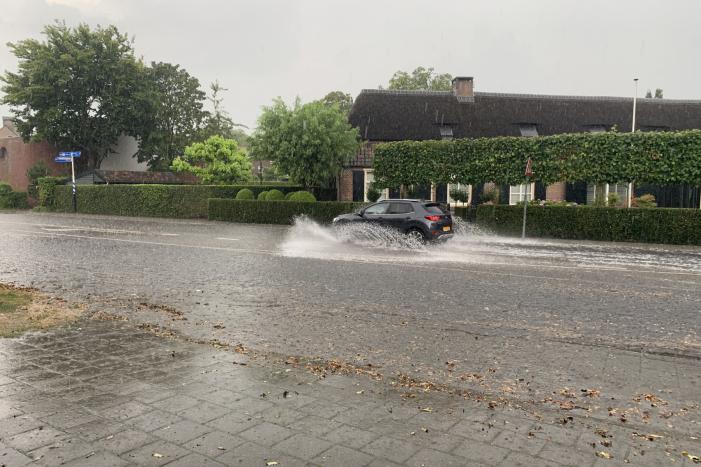 Straten blank door hevige regenbui