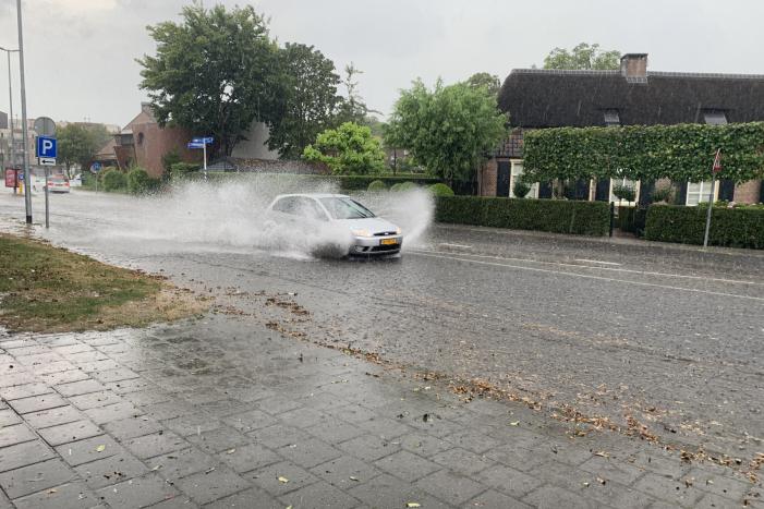 Straten blank door hevige regenbui